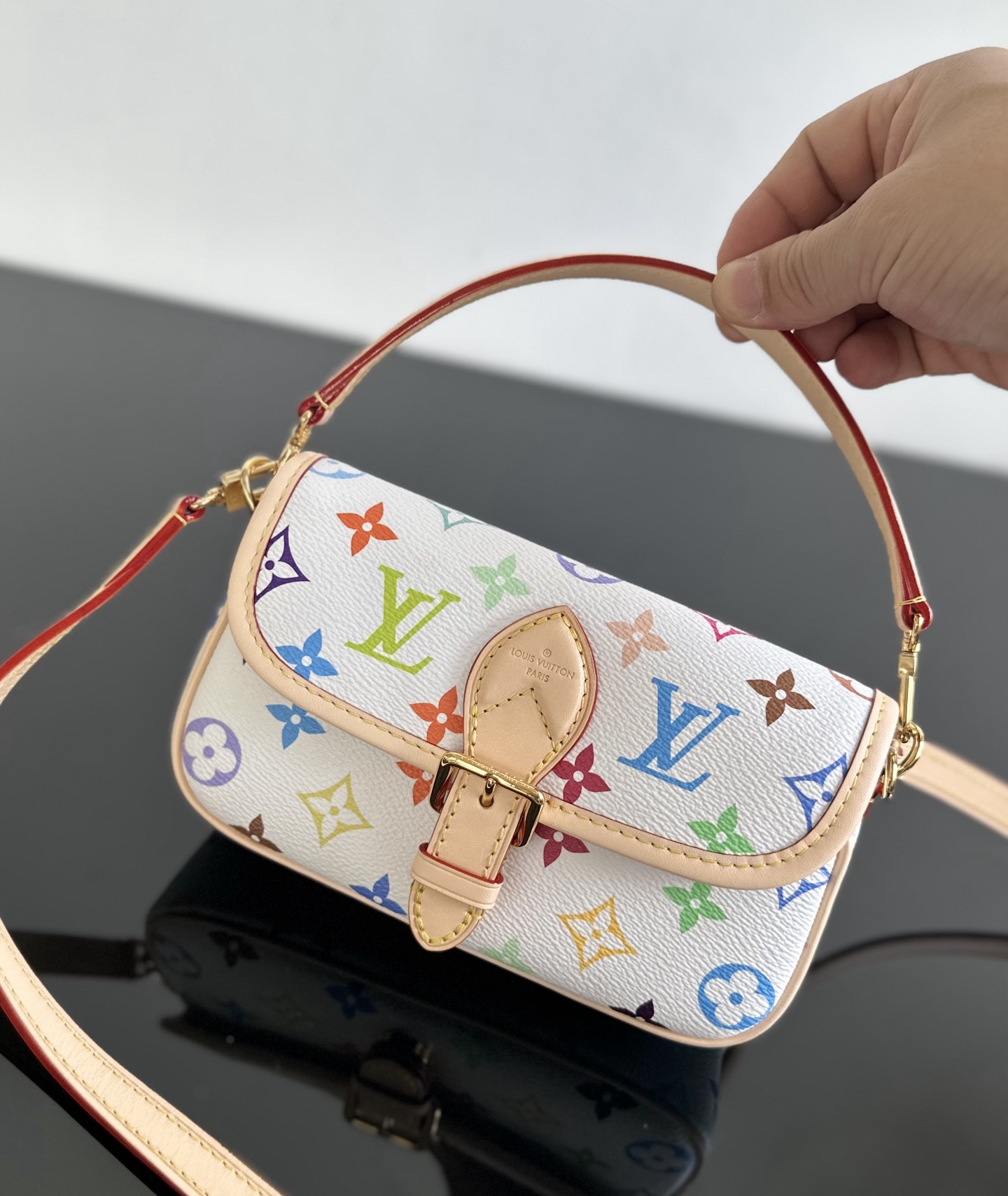 LV一比一彩色翻蓋包白底Monogram復古設計優雅斜背包款｜歐美奢侈品精品推薦