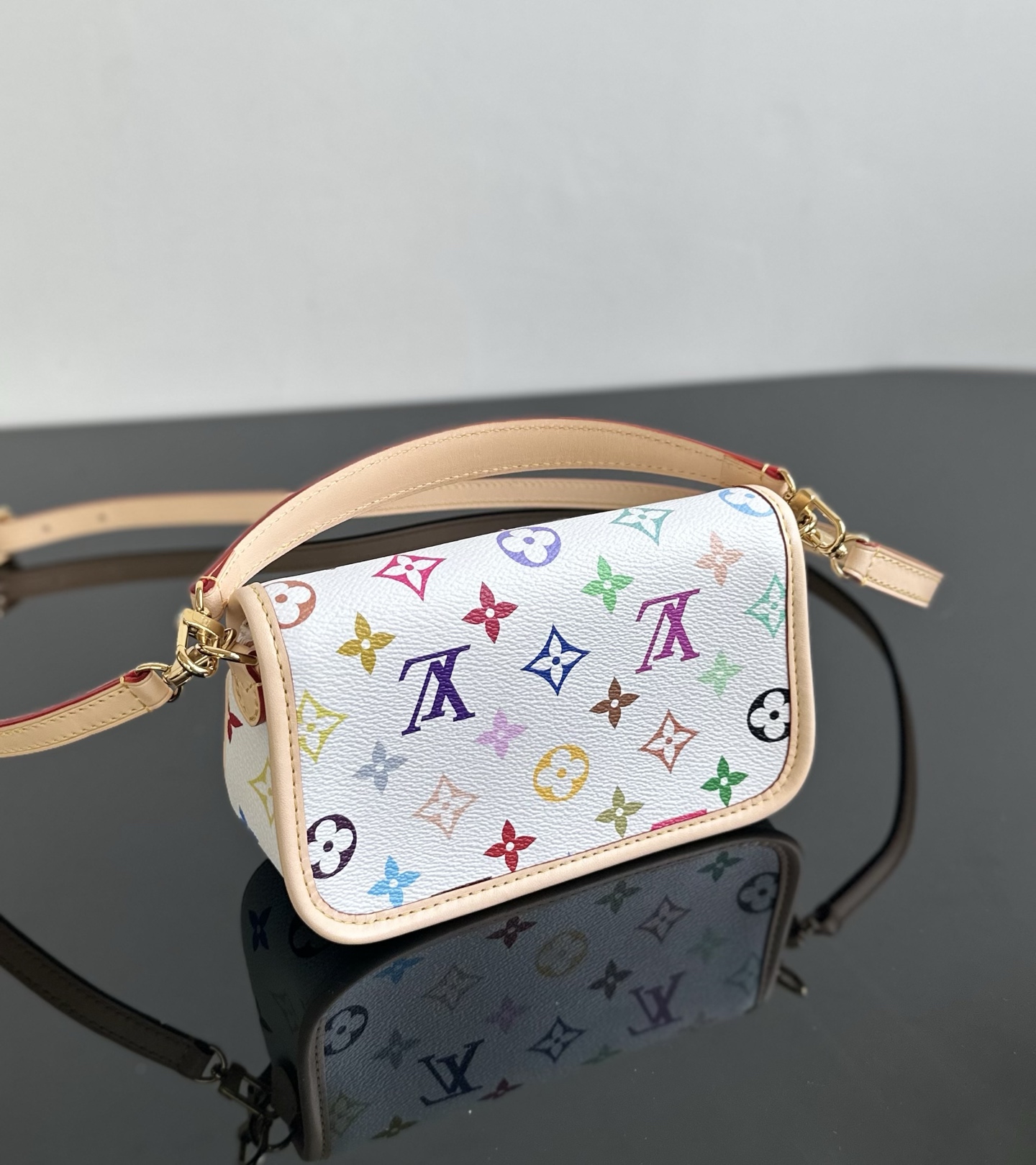LV一比一彩色翻蓋包白底Monogram復古設計優雅斜背包款｜歐美奢侈品精品推薦