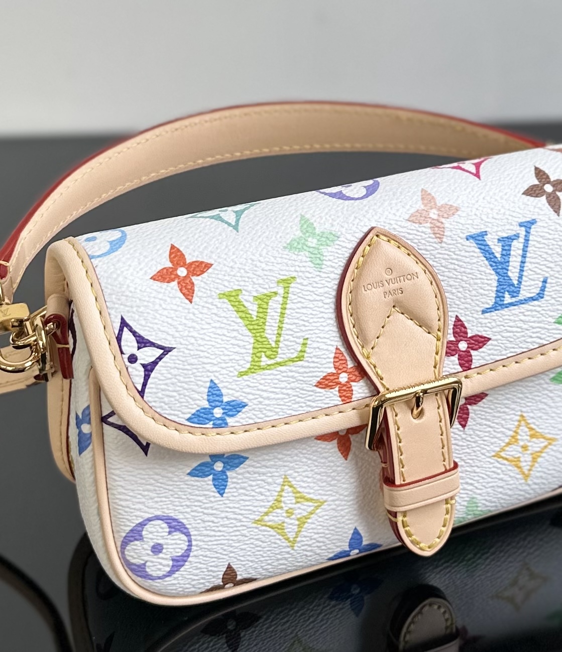 LV一比一彩色翻蓋包白底Monogram復古設計優雅斜背包款｜歐美奢侈品精品推薦