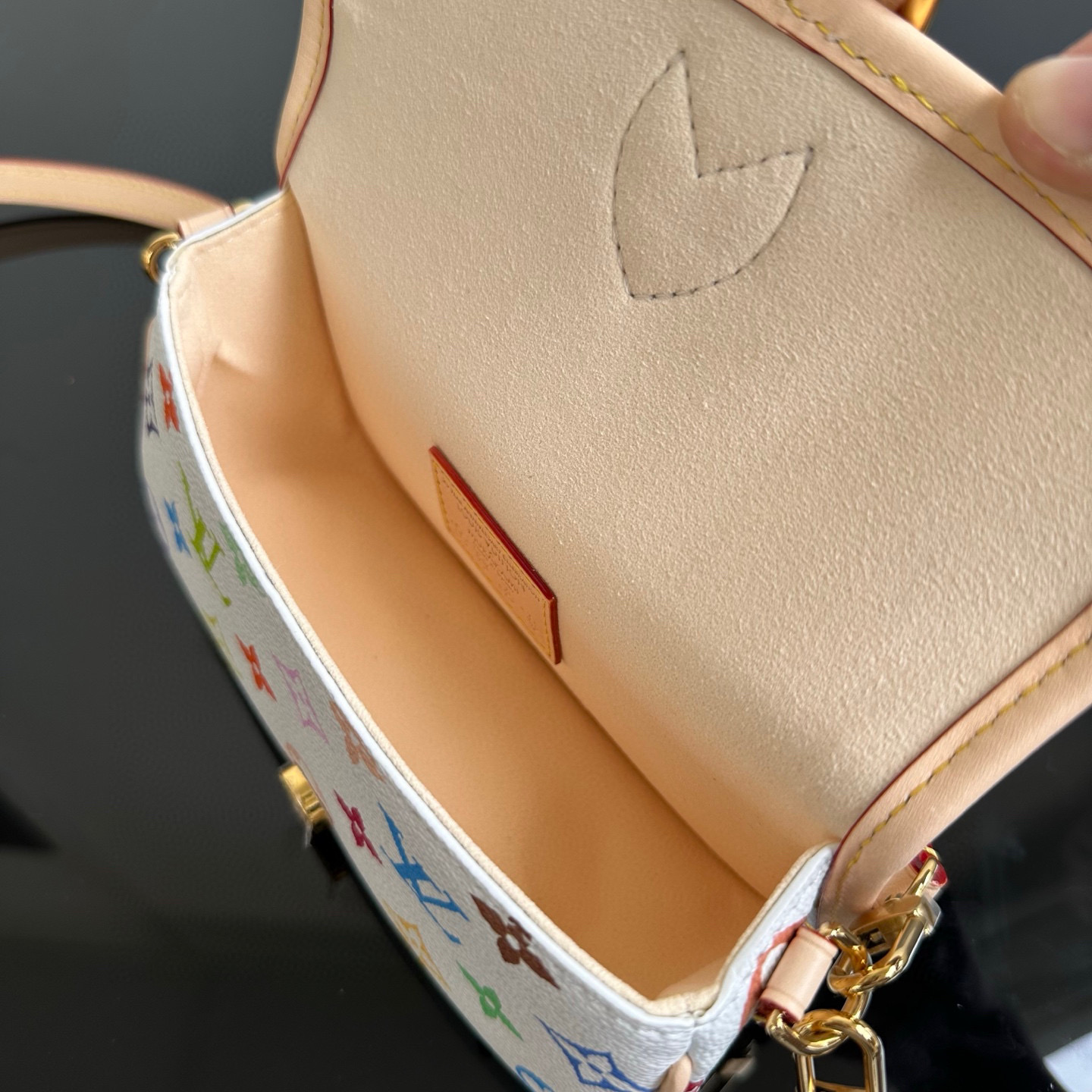 LV一比一彩色翻蓋包白底Monogram復古設計優雅斜背包款｜歐美奢侈品精品推薦