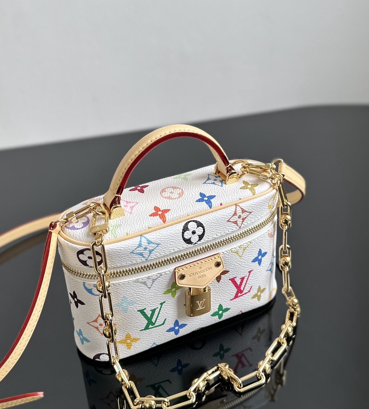 LV高仿Multicolor化妝箱包白底Monogram鎖頭鏈條造型精品｜歐美奢侈品精品推薦