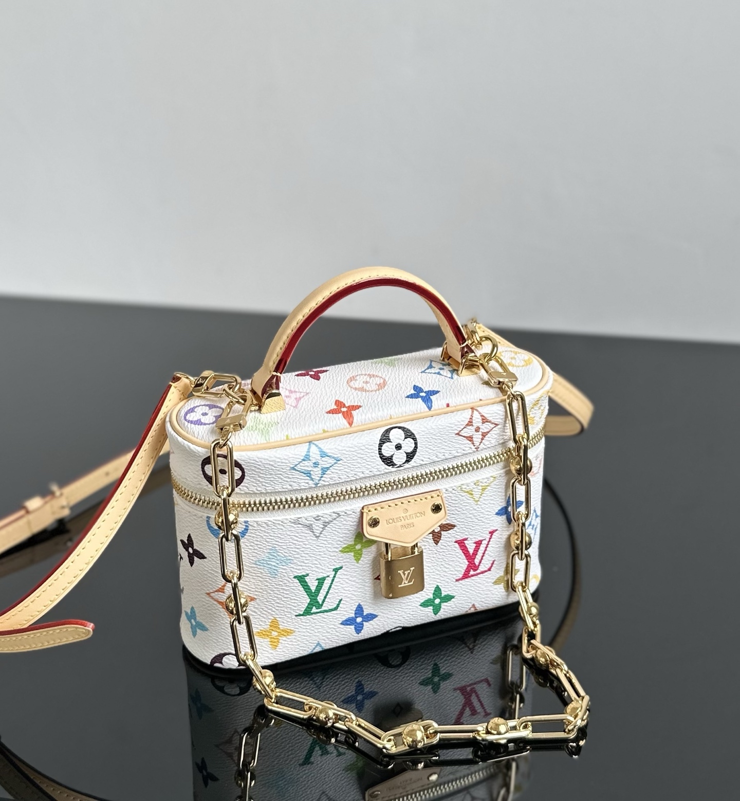 LV高仿Multicolor化妝箱包白底Monogram鎖頭鏈條造型精品｜歐美奢侈品精品推薦
