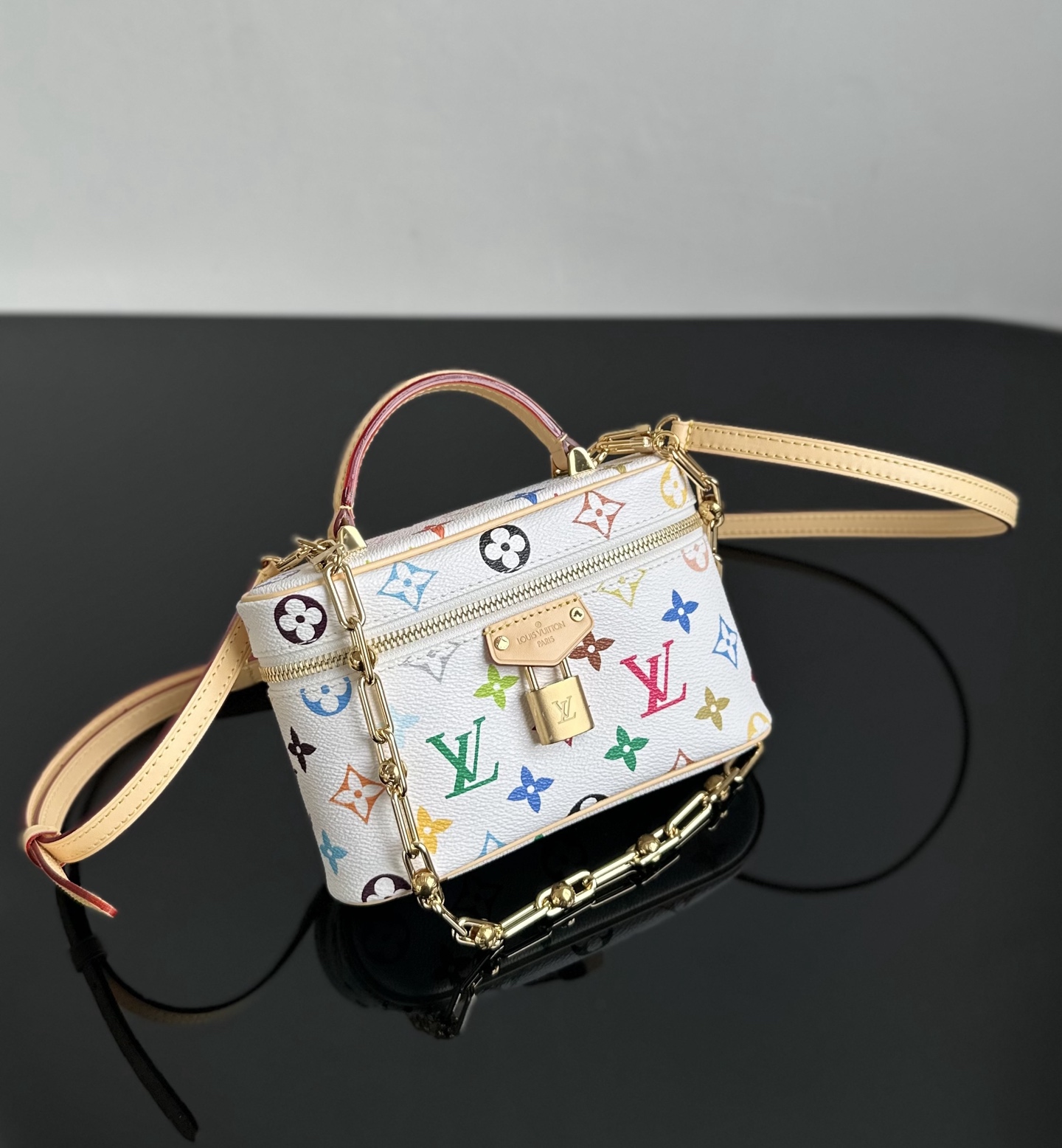 LV高仿Multicolor化妝箱包白底Monogram鎖頭鏈條造型精品｜歐美奢侈品精品推薦