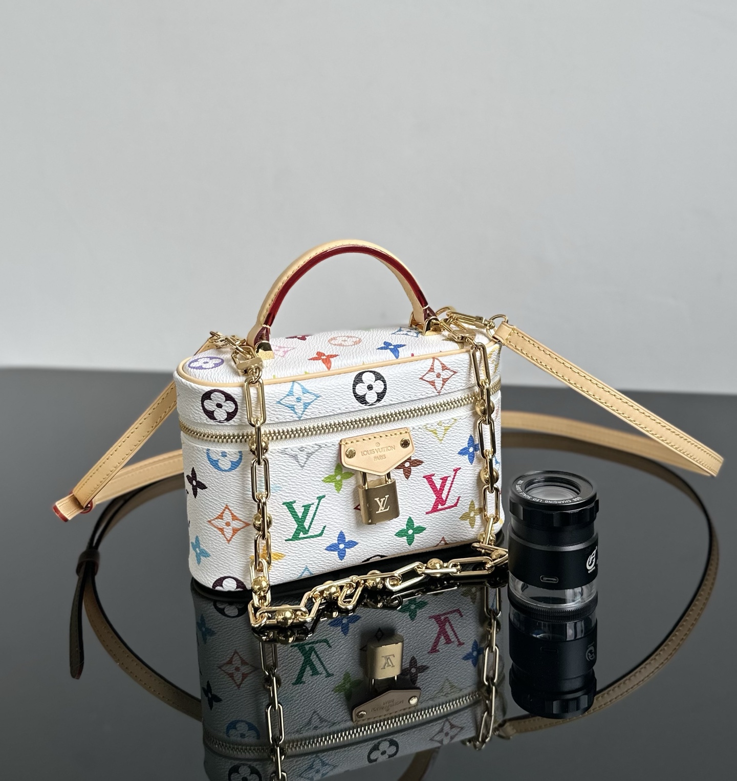 LV高仿Multicolor化妝箱包白底Monogram鎖頭鏈條造型精品｜歐美奢侈品精品推薦