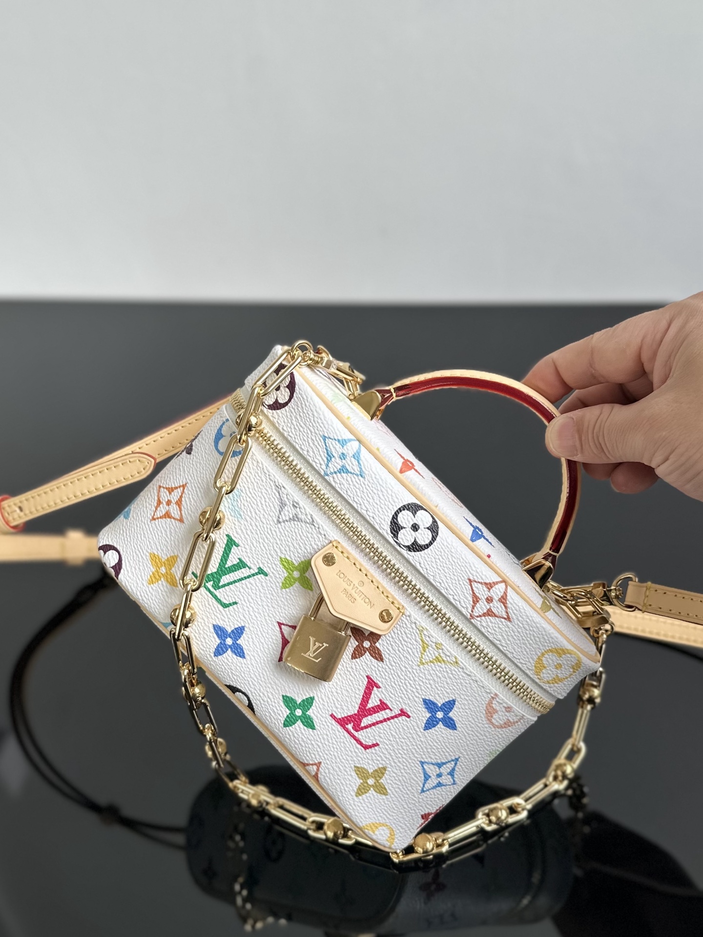 LV高仿Multicolor化妝箱包白底Monogram鎖頭鏈條造型精品｜歐美奢侈品精品推薦