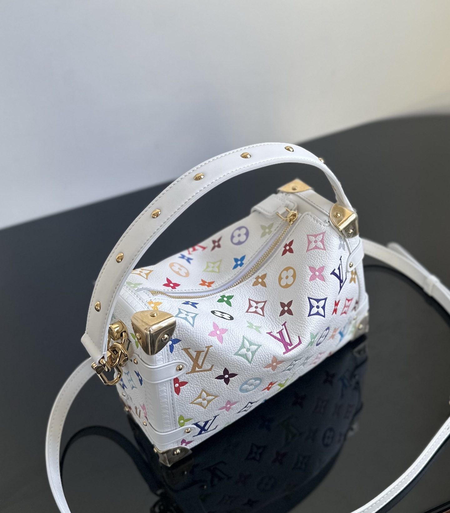 LV高仿彩色Monogram白底曲線造型手袋金屬包角獨特推薦款｜歐美奢侈品精品推薦