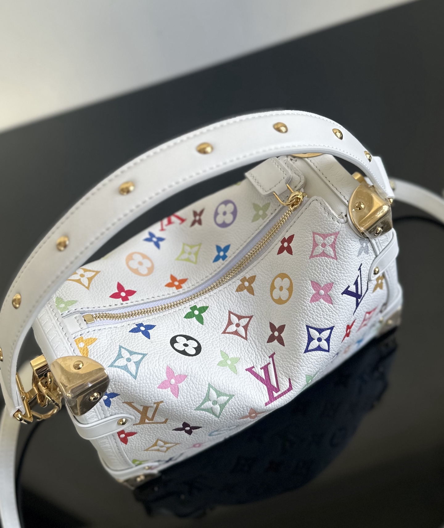 LV高仿彩色Monogram白底曲線造型手袋金屬包角獨特推薦款｜歐美奢侈品精品推薦