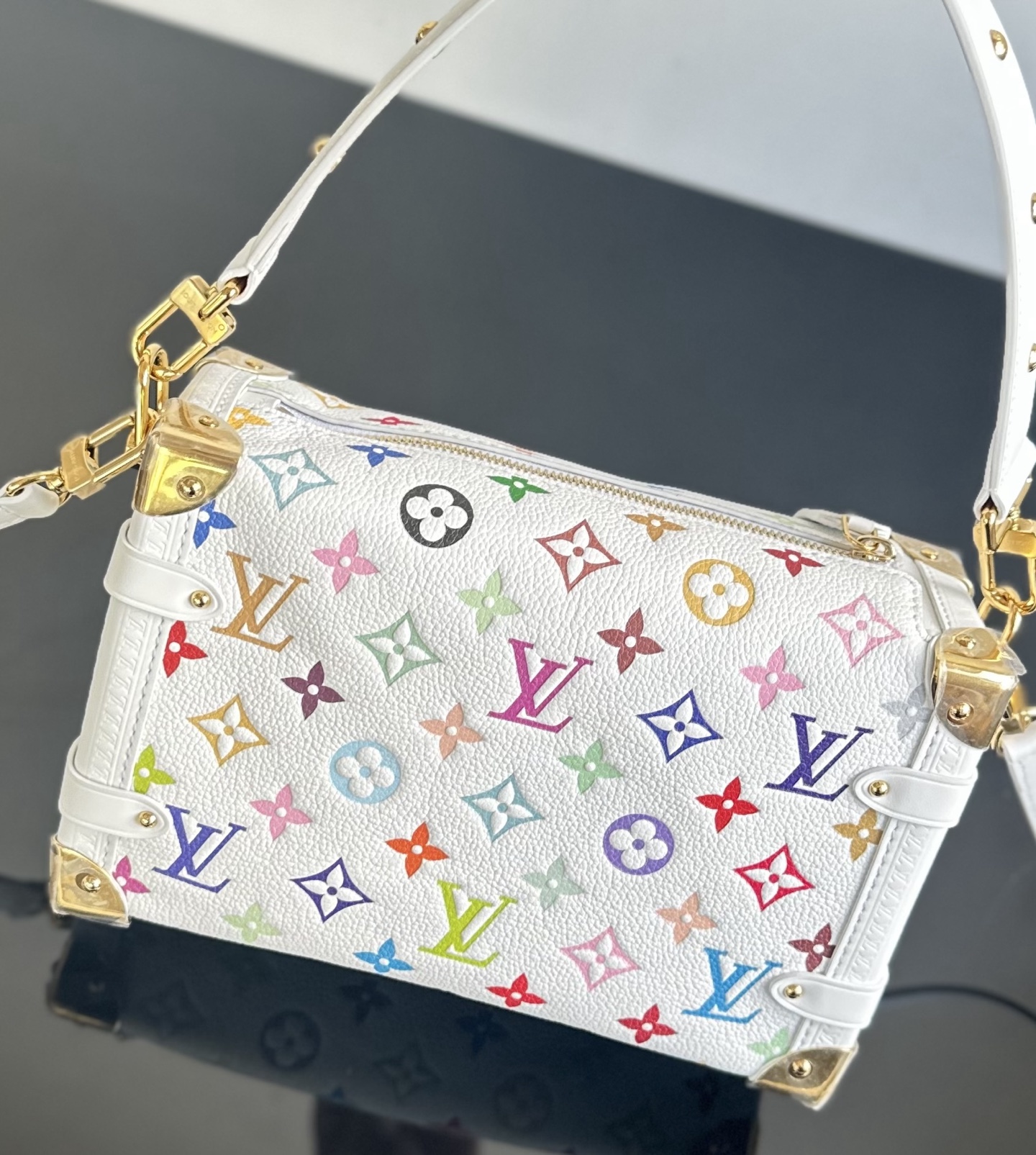 LV高仿彩色Monogram白底曲線造型手袋金屬包角獨特推薦款｜歐美奢侈品精品推薦