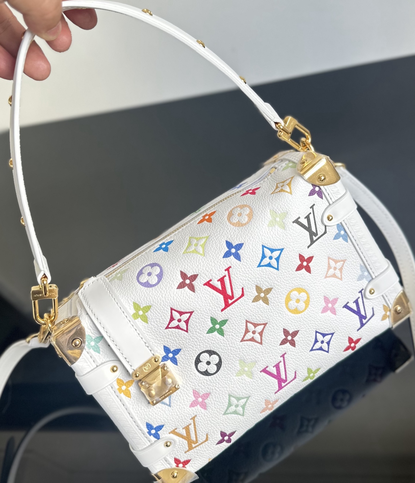 LV高仿彩色Monogram白底曲線造型手袋金屬包角獨特推薦款｜歐美奢侈品精品推薦