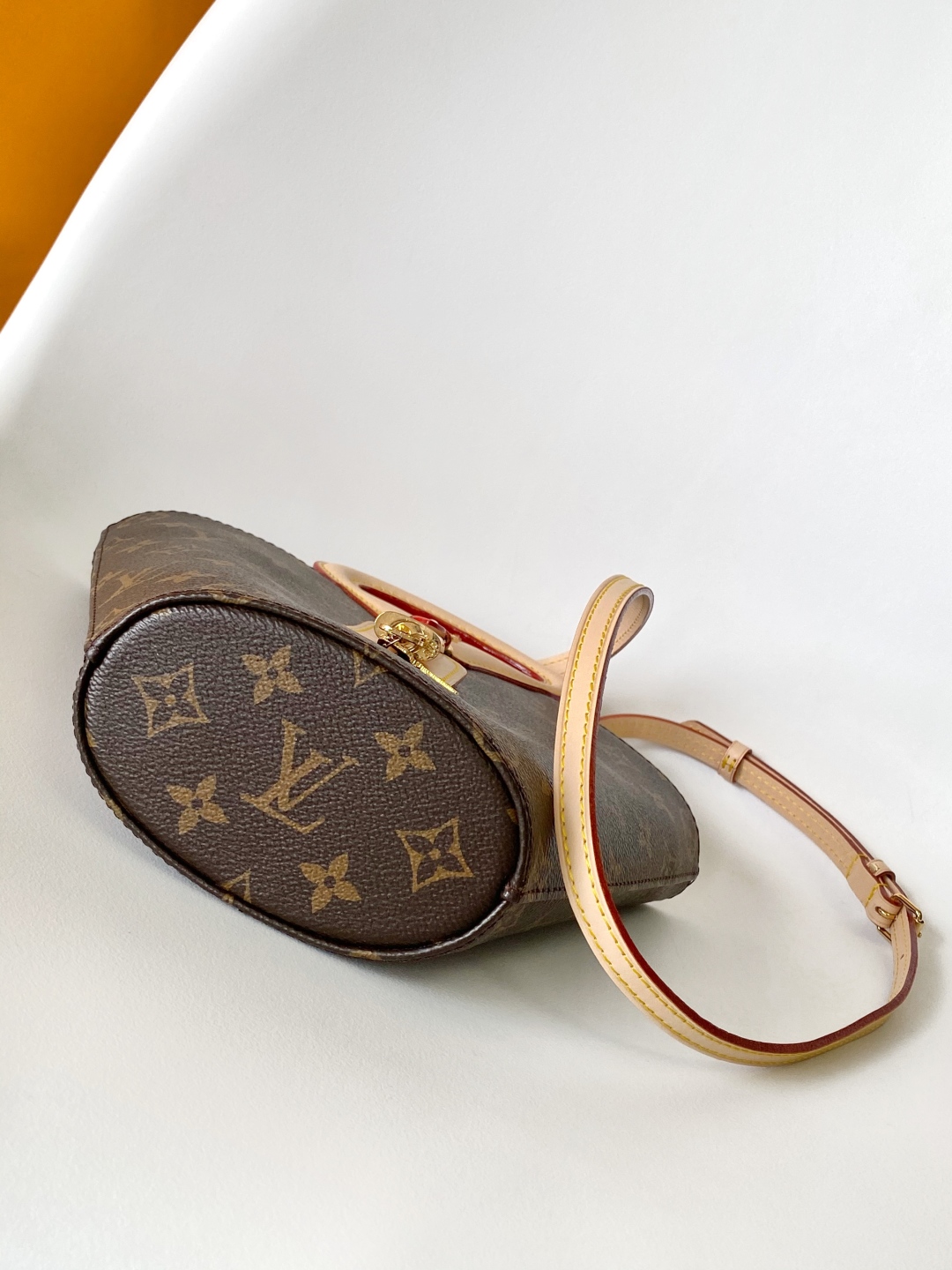 LV高仿M14680 Lockme水桶包Monogram老花鎖扣設計優雅推薦｜歐美奢侈品精品推薦
