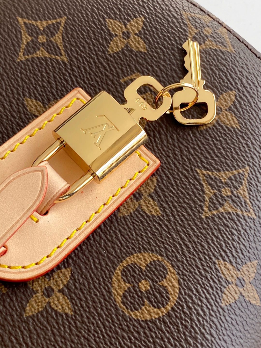 LV高仿M14680 Lockme水桶包Monogram老花鎖扣設計優雅推薦｜歐美奢侈品精品推薦