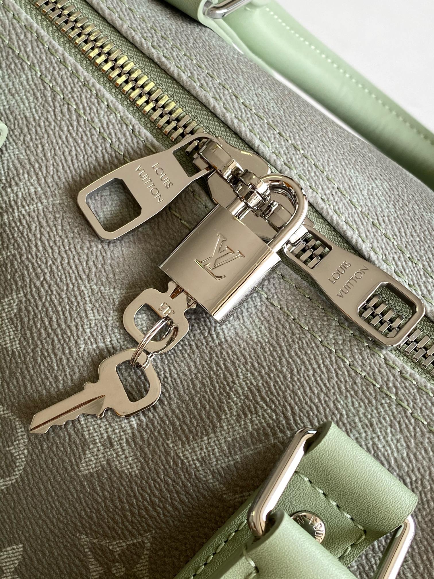 LV高仿M11718 Keepall 50綠色Monogram旅行袋寬帶設計推薦款｜歐美奢侈品精品推薦