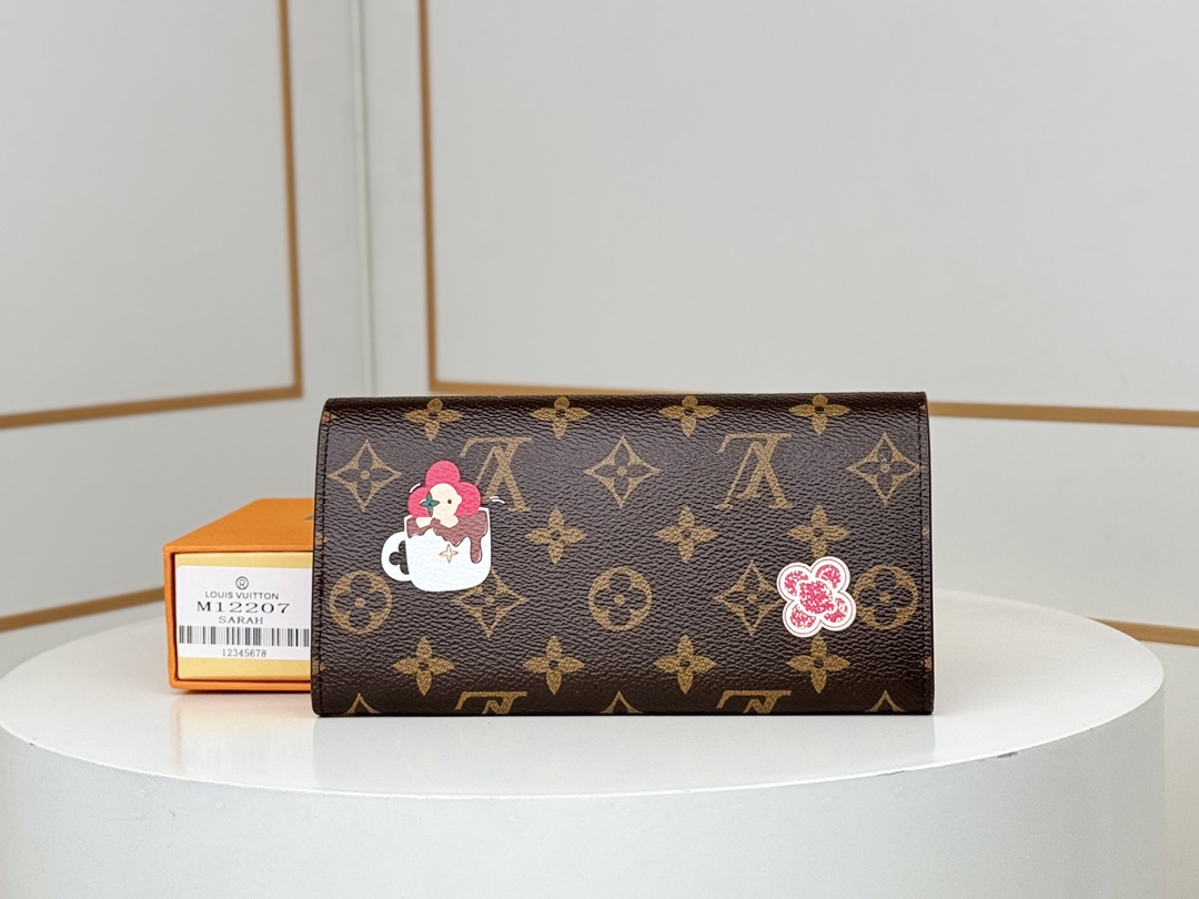 LV一比一M12207 Sarah長夾Monogram可愛插畫圖案高人氣推薦款｜歐美奢侈品精品推薦
