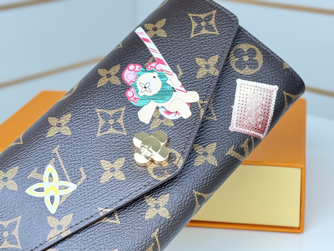 LV一比一M12207 Sarah長夾Monogram可愛插畫圖案高人氣推薦款｜歐美奢侈品精品推薦