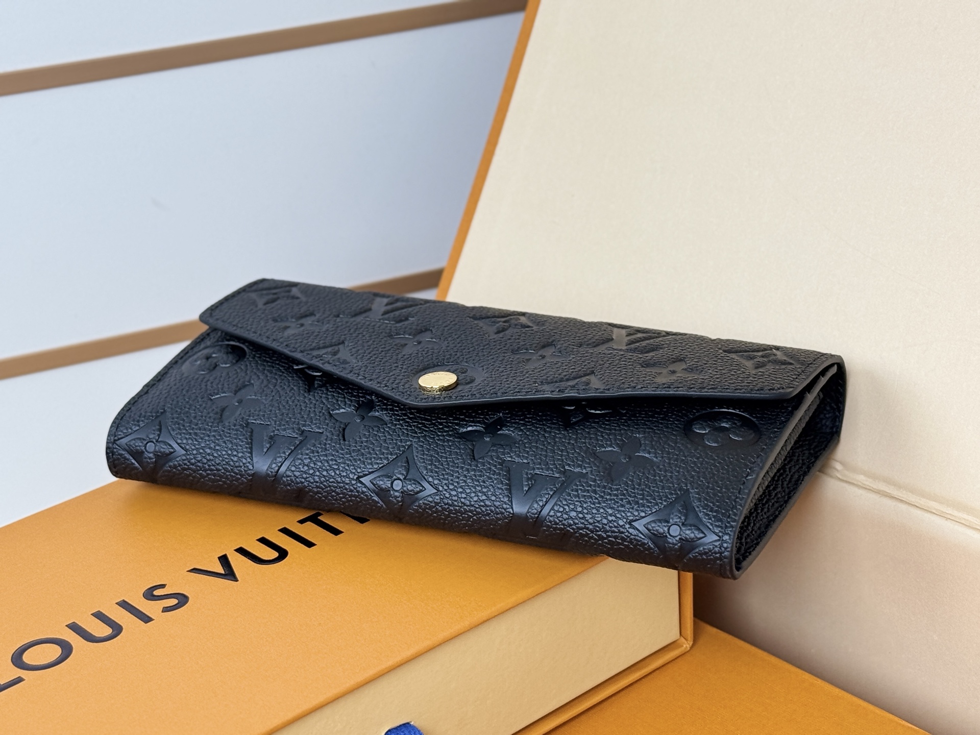 LV原單M82257 Sarah長夾黑色壓紋Monogram小牛皮精品百搭推薦款｜歐美奢侈品精品推薦