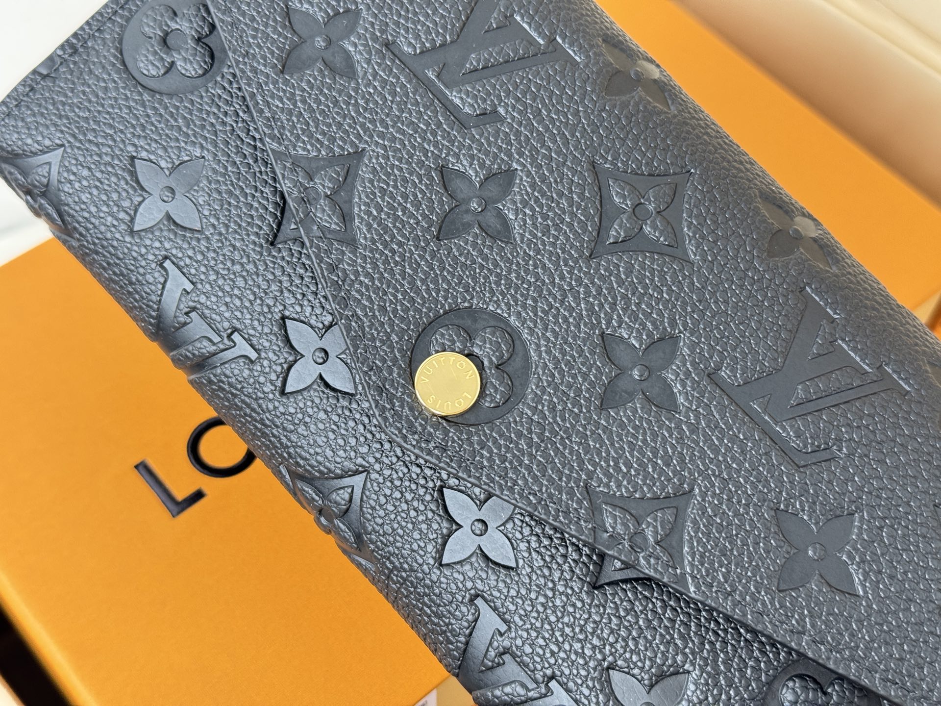 LV原單M82257 Sarah長夾黑色壓紋Monogram小牛皮精品百搭推薦款｜歐美奢侈品精品推薦