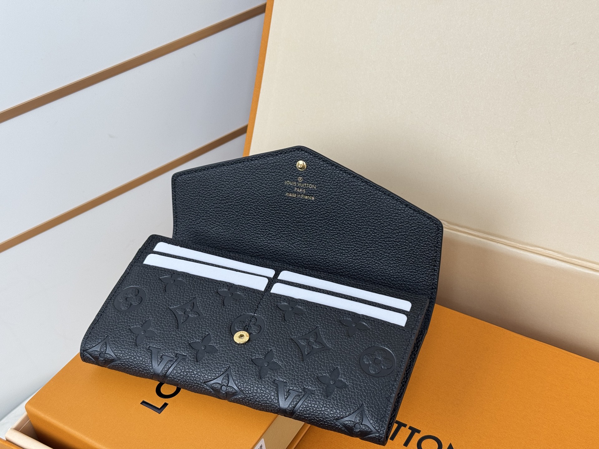LV原單M82257 Sarah長夾黑色壓紋Monogram小牛皮精品百搭推薦款｜歐美奢侈品精品推薦