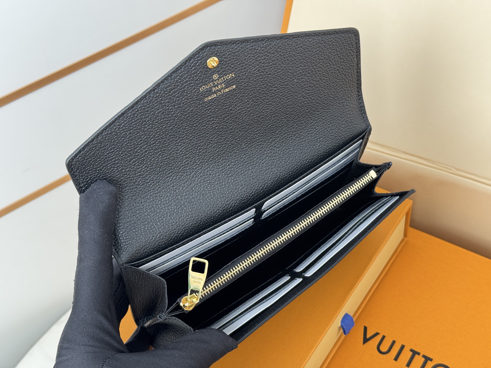 LV原單M82257 Sarah長夾黑色壓紋Monogram小牛皮精品百搭推薦款｜歐美奢侈品精品推薦