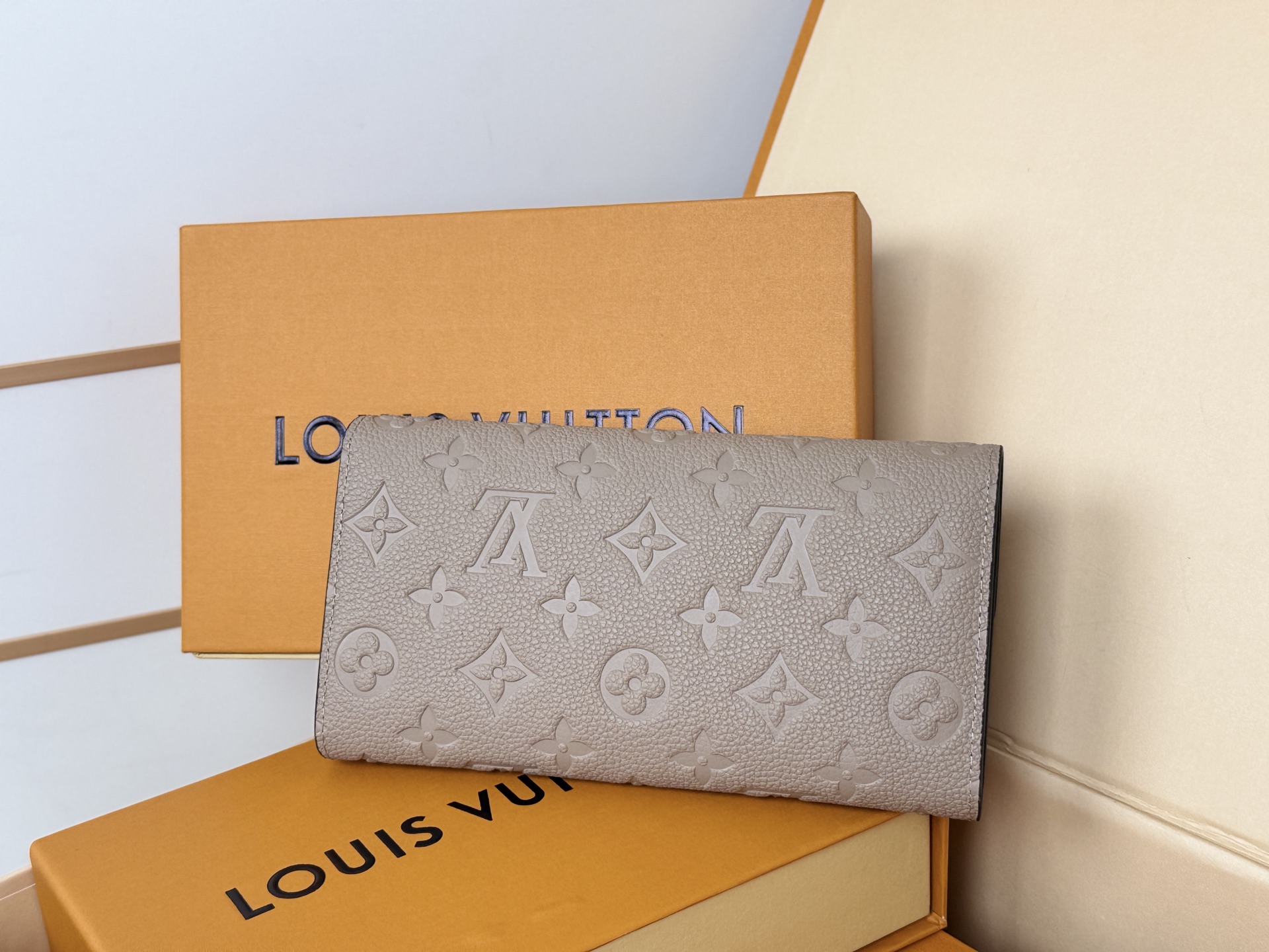 LV A貨M82256 Sarah長夾淡灰色壓紋Monogram小牛皮優雅通勤推薦｜歐美奢侈品精品推薦