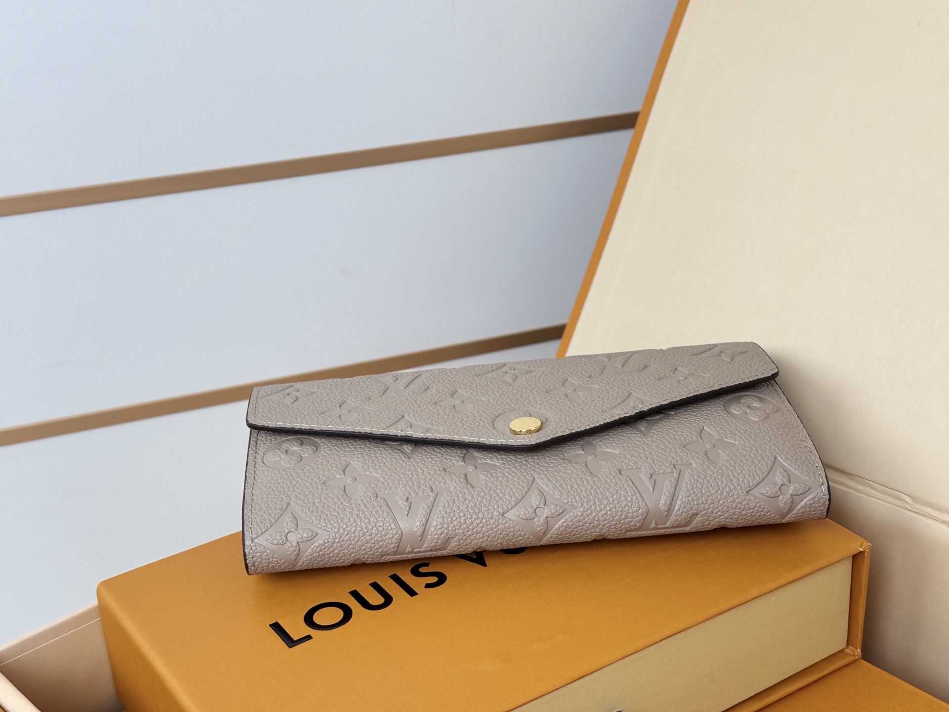 LV A貨M82256 Sarah長夾淡灰色壓紋Monogram小牛皮優雅通勤推薦｜歐美奢侈品精品推薦