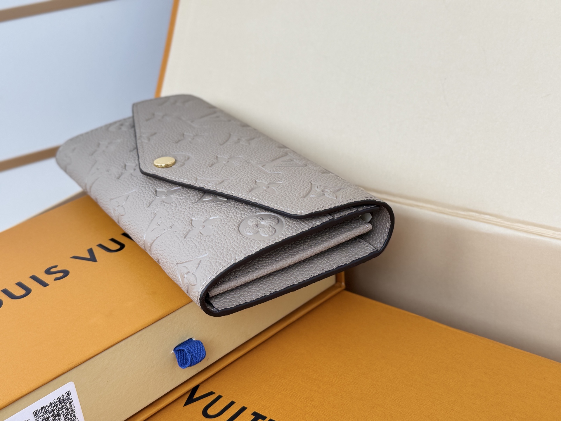 LV A貨M82256 Sarah長夾淡灰色壓紋Monogram小牛皮優雅通勤推薦｜歐美奢侈品精品推薦