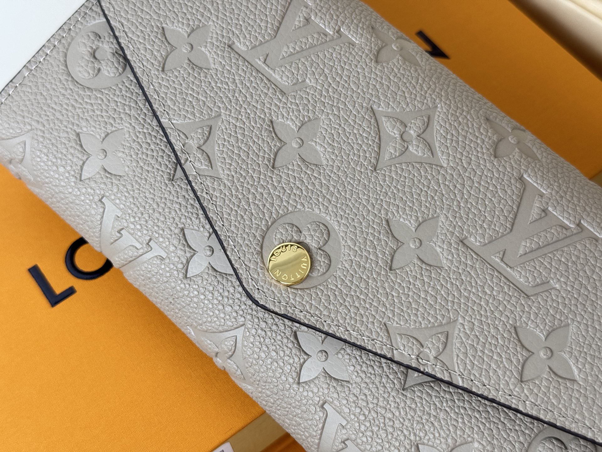 LV A貨M82256 Sarah長夾淡灰色壓紋Monogram小牛皮優雅通勤推薦｜歐美奢侈品精品推薦