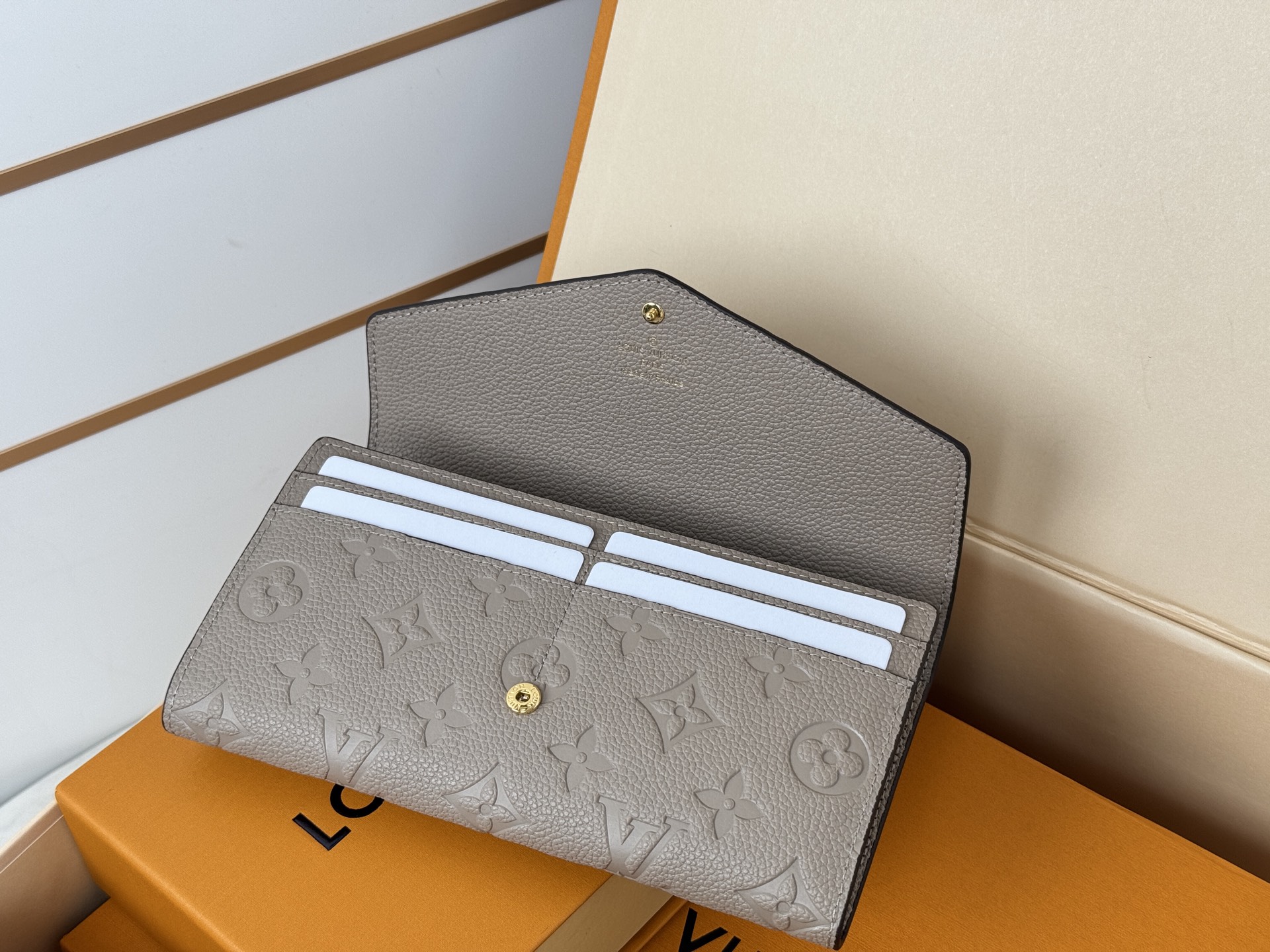 LV A貨M82256 Sarah長夾淡灰色壓紋Monogram小牛皮優雅通勤推薦｜歐美奢侈品精品推薦