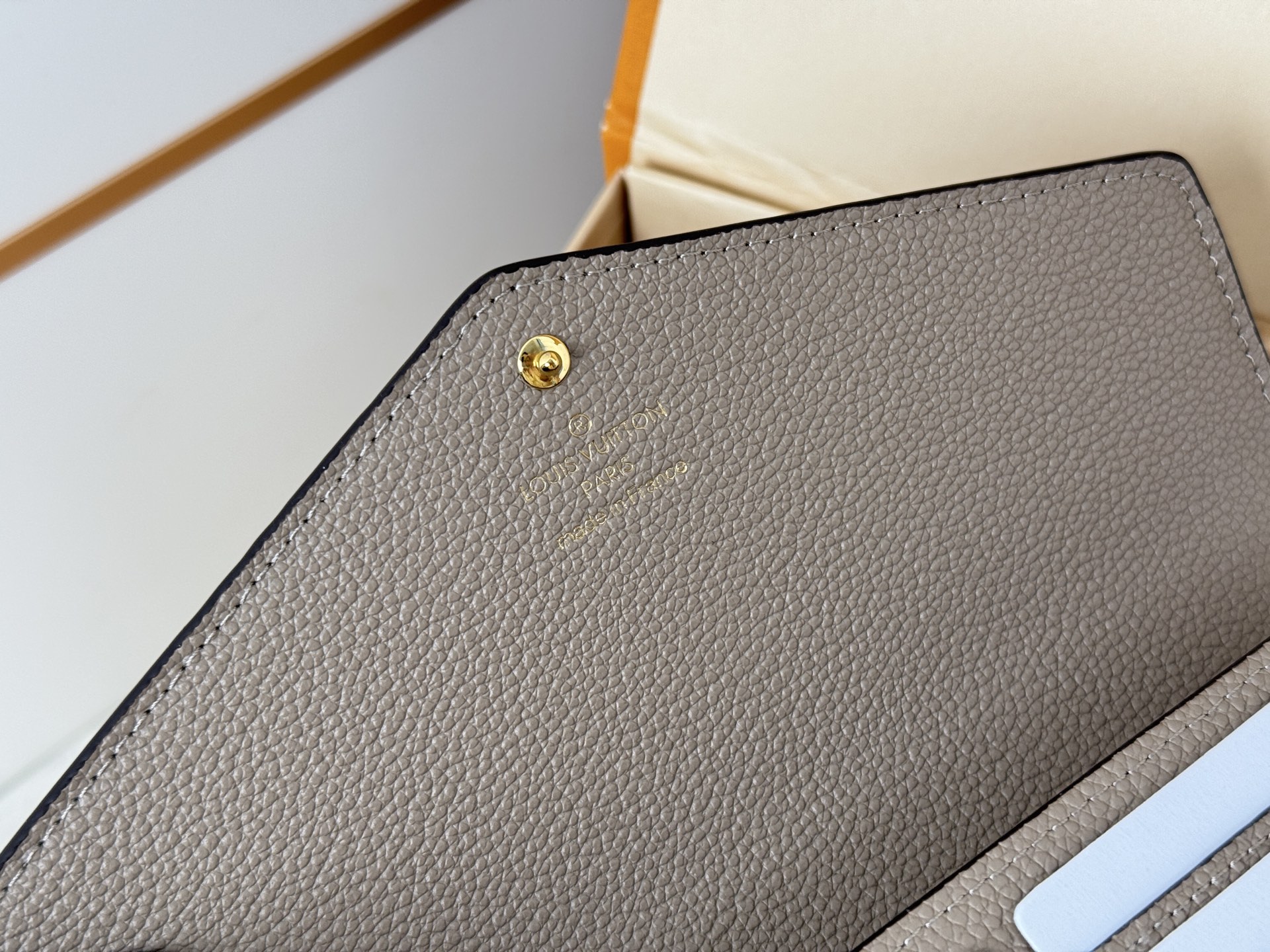 LV A貨M82256 Sarah長夾淡灰色壓紋Monogram小牛皮優雅通勤推薦｜歐美奢侈品精品推薦