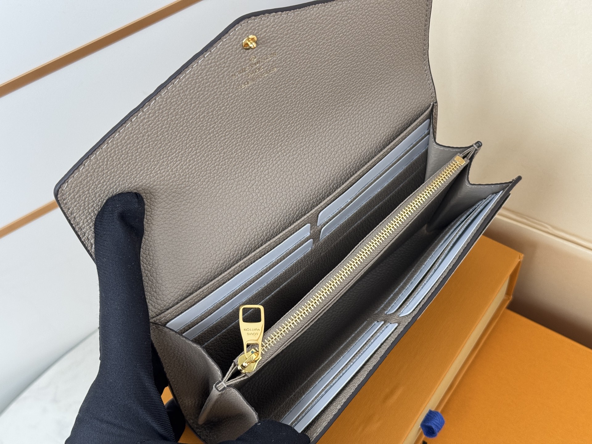 LV A貨M82256 Sarah長夾淡灰色壓紋Monogram小牛皮優雅通勤推薦｜歐美奢侈品精品推薦