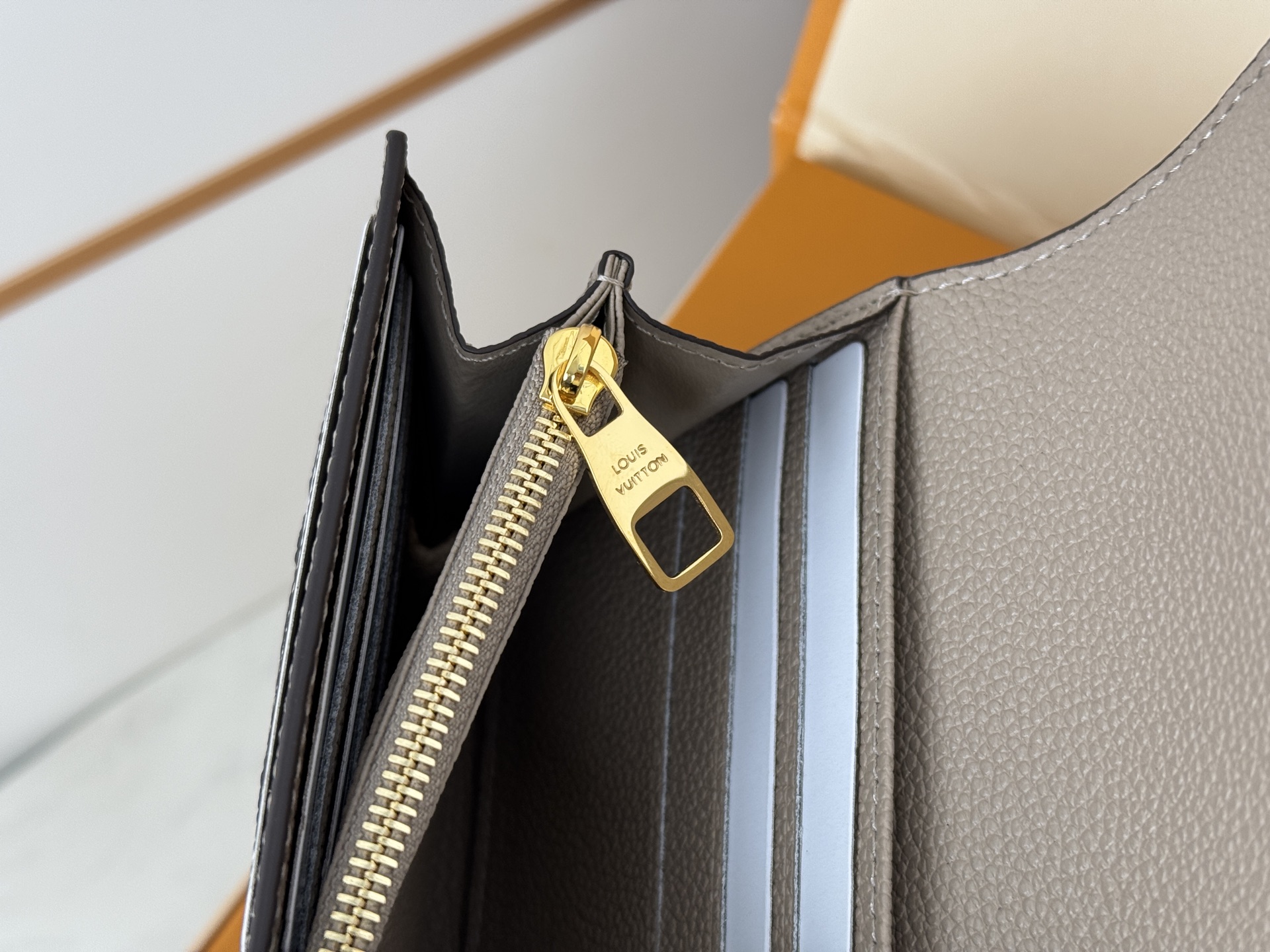 LV A貨M82256 Sarah長夾淡灰色壓紋Monogram小牛皮優雅通勤推薦｜歐美奢侈品精品推薦
