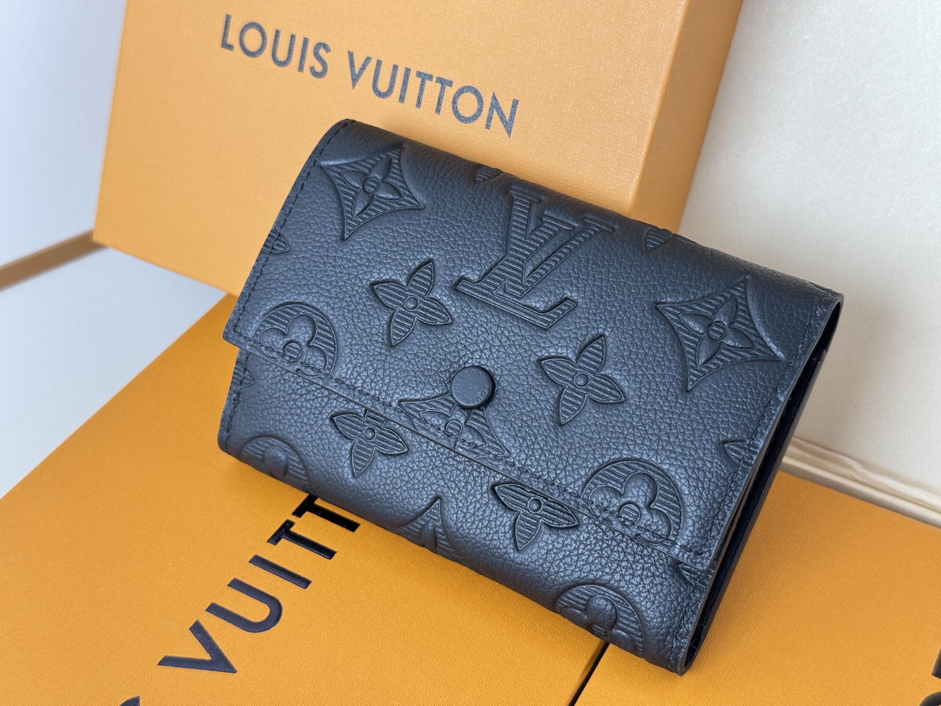 LV高仿M12635黑色壓紋Monogram短夾簡約俐落精品日常皮夾推薦｜歐美奢侈品精品推薦