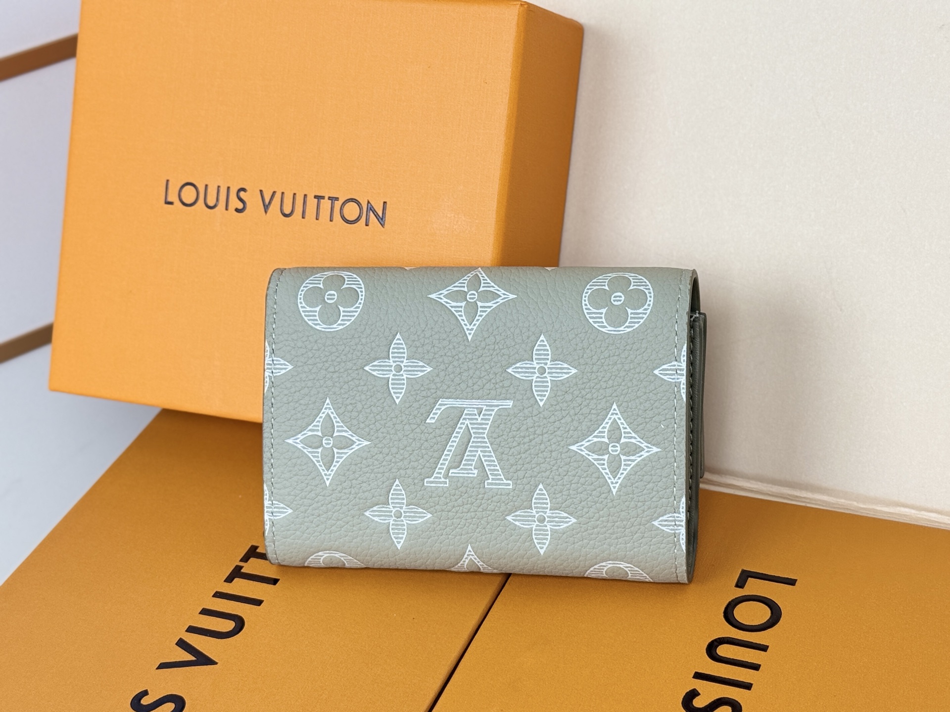 LV一比一M12635淺灰色Monogram壓紋短夾時尚高顏值人氣精品皮夾｜歐美奢侈品精品推薦