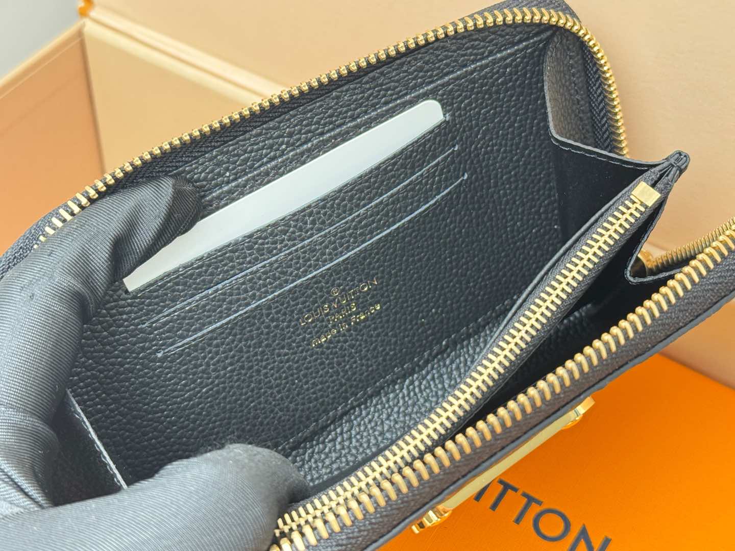 LV高仿M12425黑色Monogram Empreinte拉鍊長夾時尚精品長夾推薦｜歐美奢侈品精品推薦