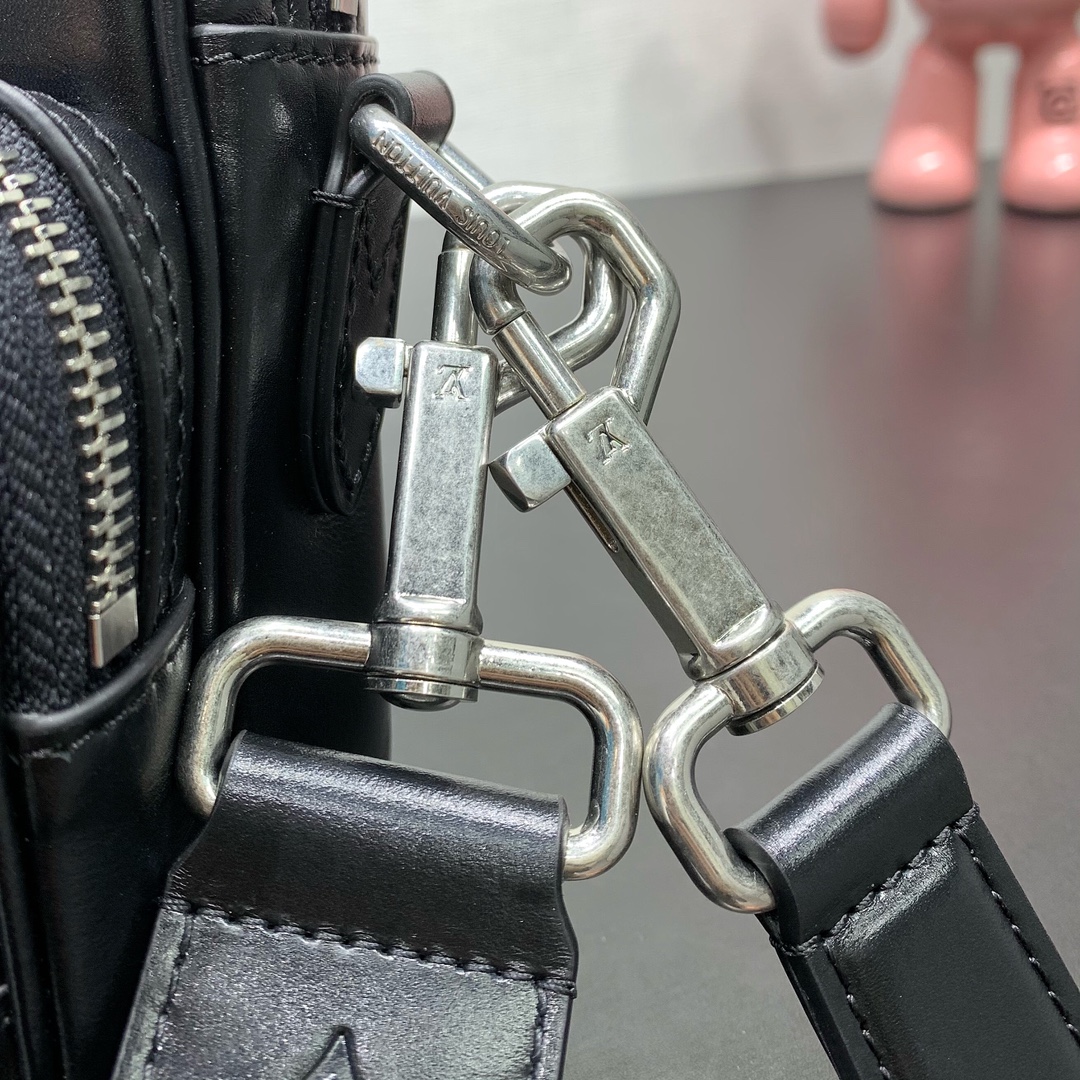 LV高仿M13987黑色皮革雙層斜背包時尚潮流男包推薦款｜歐美奢侈品精品推薦
