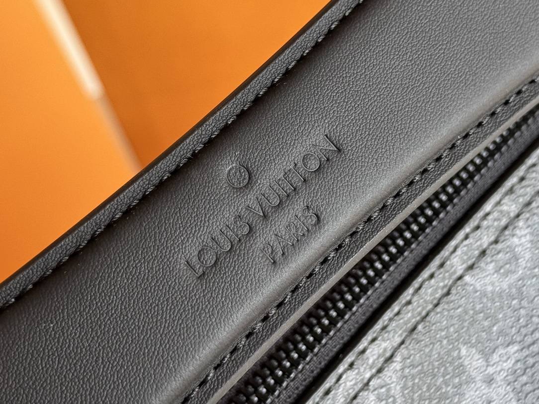 LV 高仿Monogram Eclipse圓筒斜背包 M46796潮流必備款｜歐美奢侈品精品推薦
