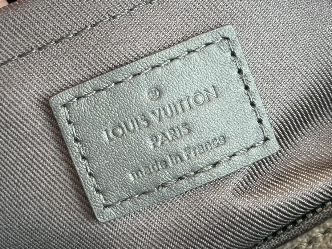 LV 高仿Monogram Eclipse圓筒斜背包 M46796潮流必備款｜歐美奢侈品精品推薦