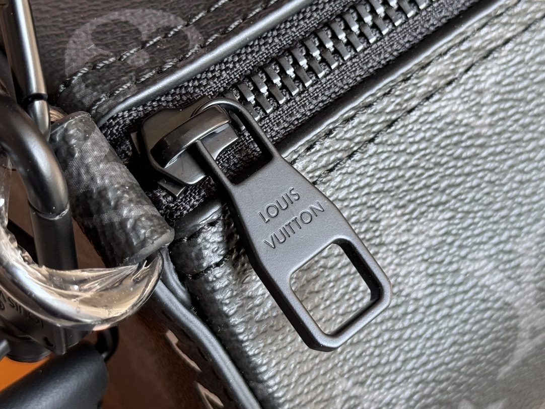LV 高仿Monogram Eclipse圓筒斜背包 M46796潮流必備款｜歐美奢侈品精品推薦