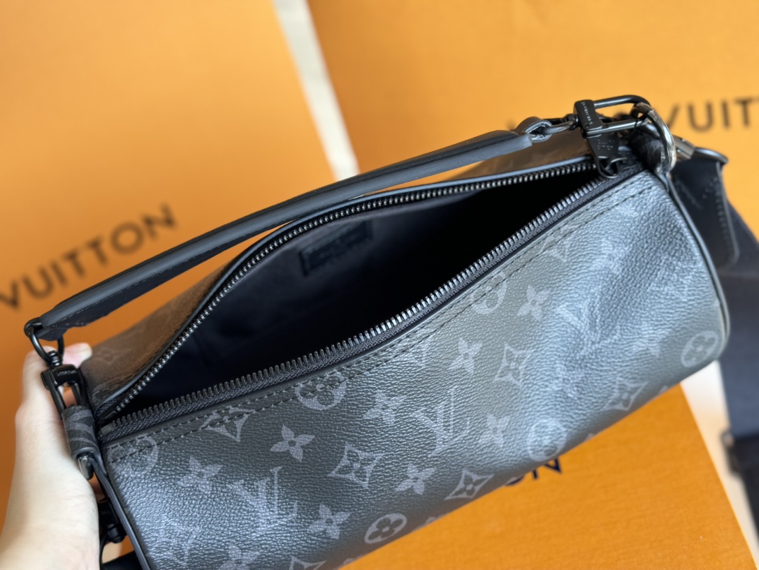 LV 高仿Monogram Eclipse圓筒斜背包 M46796潮流必備款｜歐美奢侈品精品推薦
