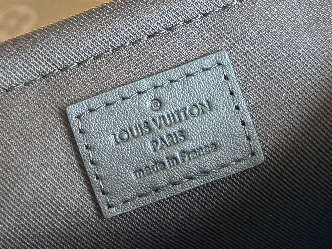 LV 高仿Monogram Eclipse翻蓋斜背包 M46794街頭簡約時尚推薦｜歐美奢侈品精品推薦