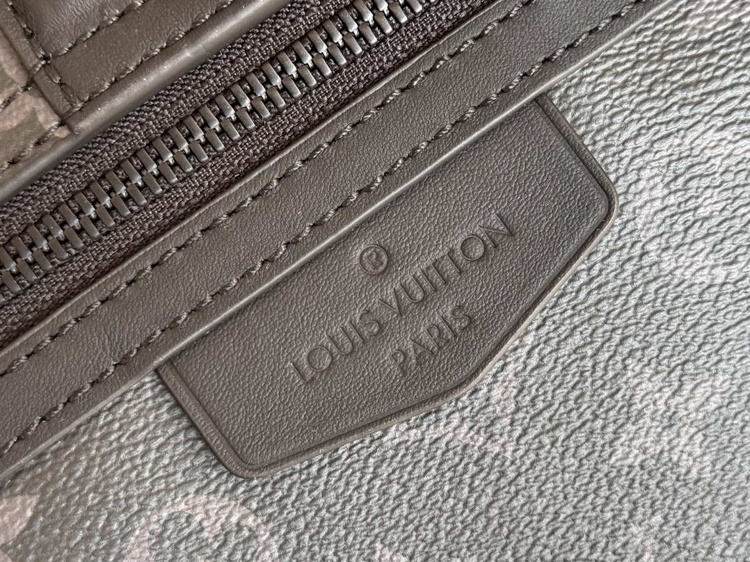 LV 高仿Monogram Eclipse翻蓋斜背包 M46794街頭簡約時尚推薦｜歐美奢侈品精品推薦