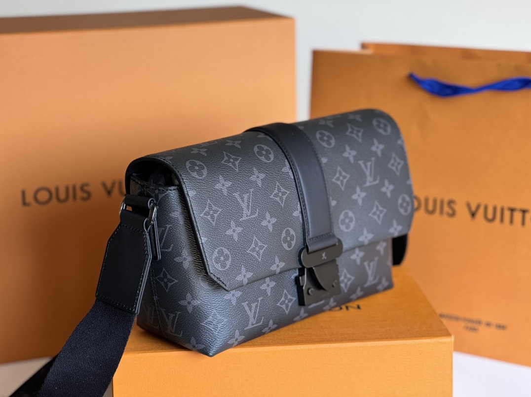 LV 高仿Monogram Eclipse翻蓋斜背包 M46794街頭簡約時尚推薦｜歐美奢侈品精品推薦