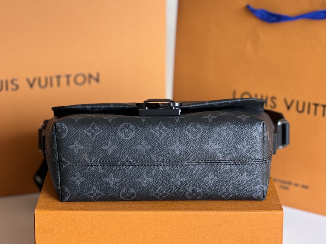 LV 高仿Monogram Eclipse翻蓋斜背包 M46794街頭簡約時尚推薦｜歐美奢侈品精品推薦