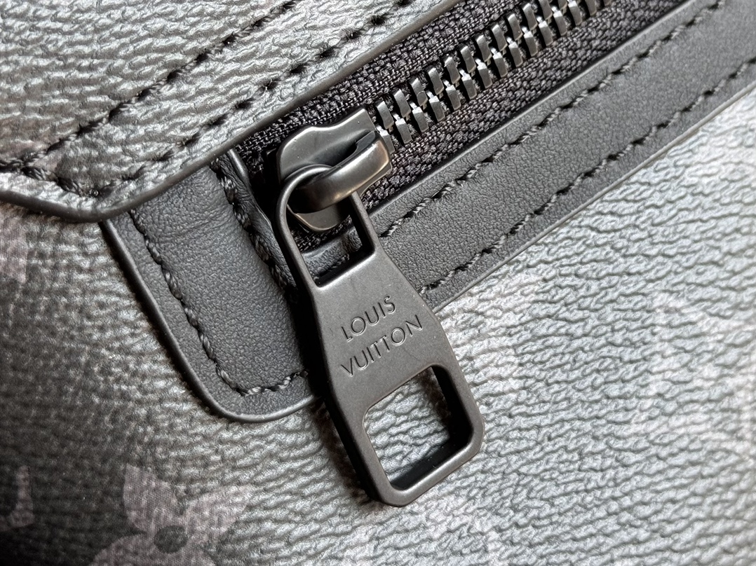 LV 高仿Monogram Eclipse翻蓋斜背包 M46794街頭簡約時尚推薦｜歐美奢侈品精品推薦