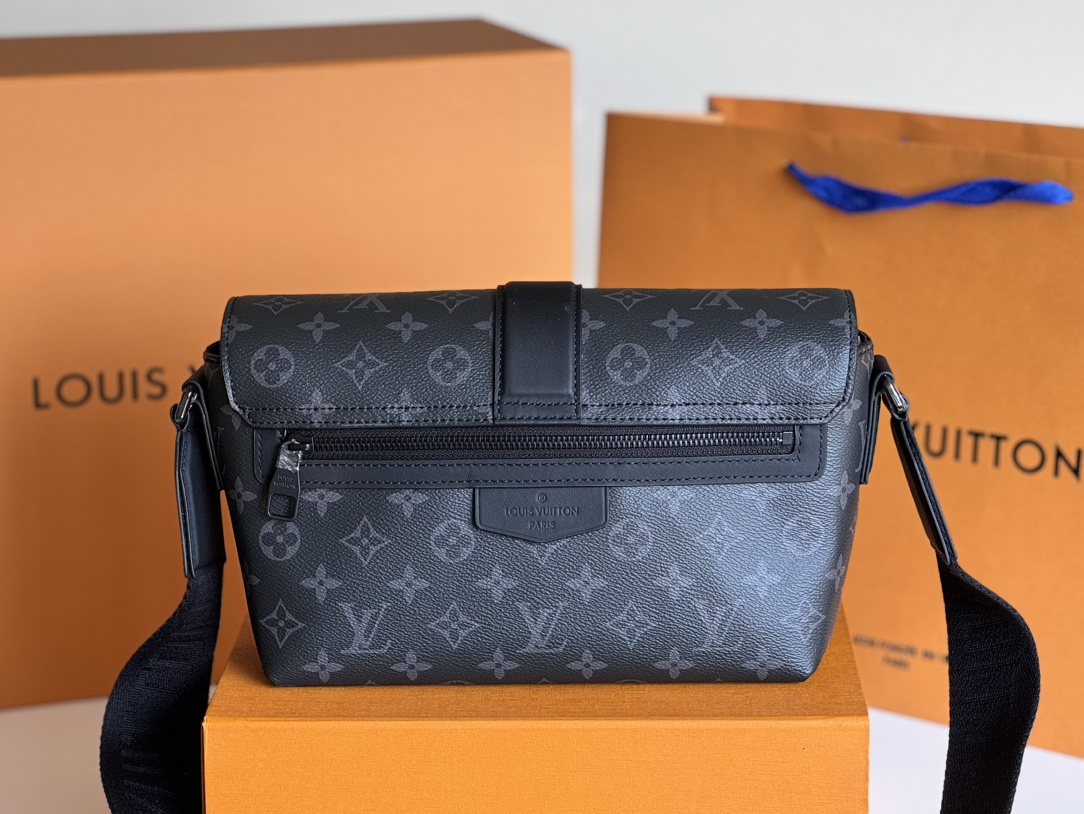 LV 高仿Monogram Eclipse翻蓋斜背包 M46794街頭簡約時尚推薦｜歐美奢侈品精品推薦