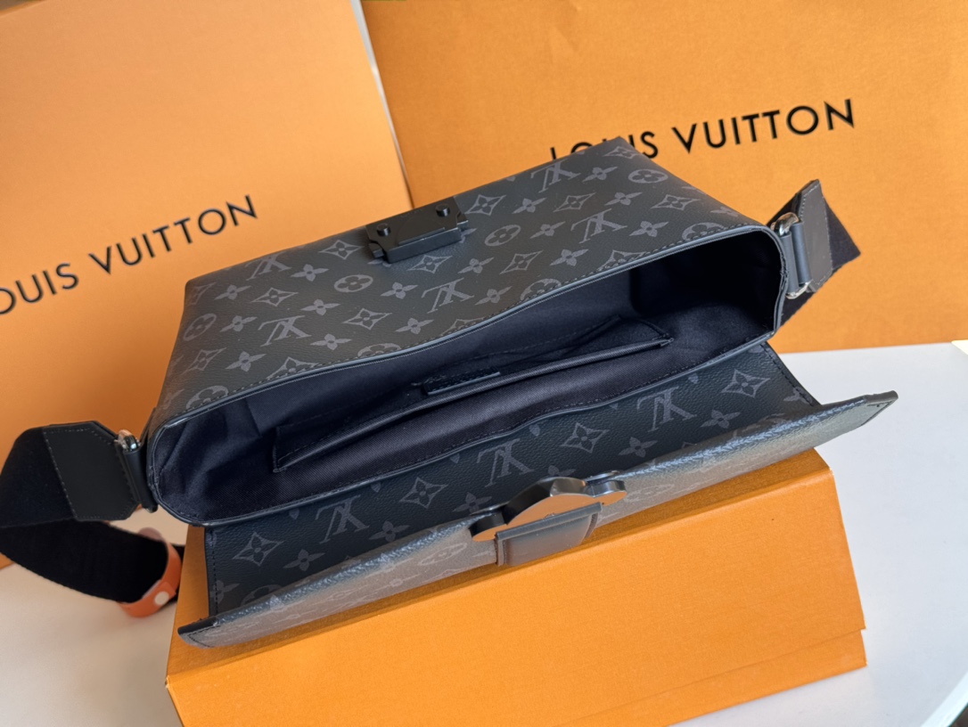 LV 高仿Monogram Eclipse翻蓋斜背包 M46794街頭簡約時尚推薦｜歐美奢侈品精品推薦