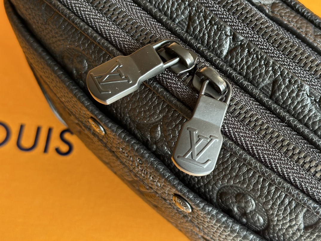 LV 高仿黑色壓紋牛皮相機包 M82544質感實用百搭款｜歐美奢侈品精品推薦