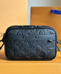 LV 高仿黑色壓紋牛皮相機包 M82544質感實用百搭款