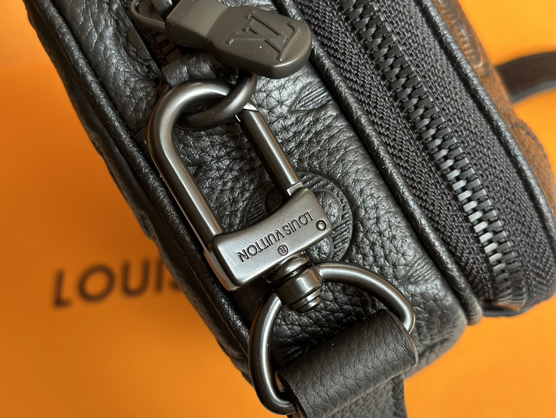 LV 高仿黑色壓紋牛皮相機包 M82544質感實用百搭款｜歐美奢侈品精品推薦