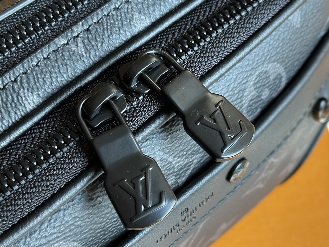 LV 高仿Monogram Eclipse相機包 M82542簡約百搭人氣款｜歐美奢侈品精品推薦