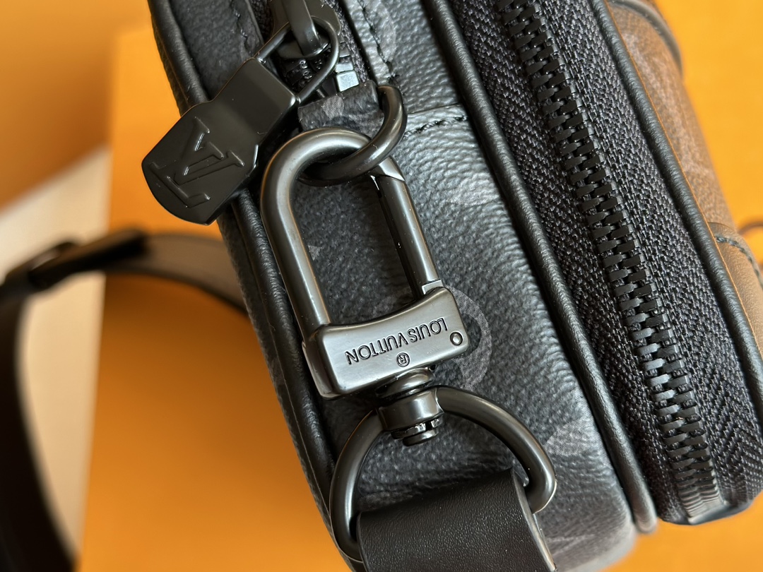 LV 高仿Monogram Eclipse相機包 M82542簡約百搭人氣款｜歐美奢侈品精品推薦
